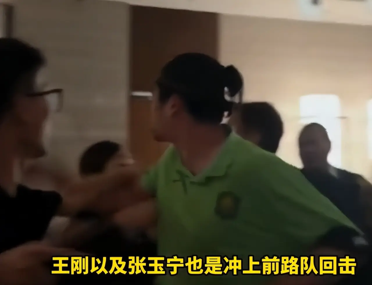 他与队友镇 他与队友镇